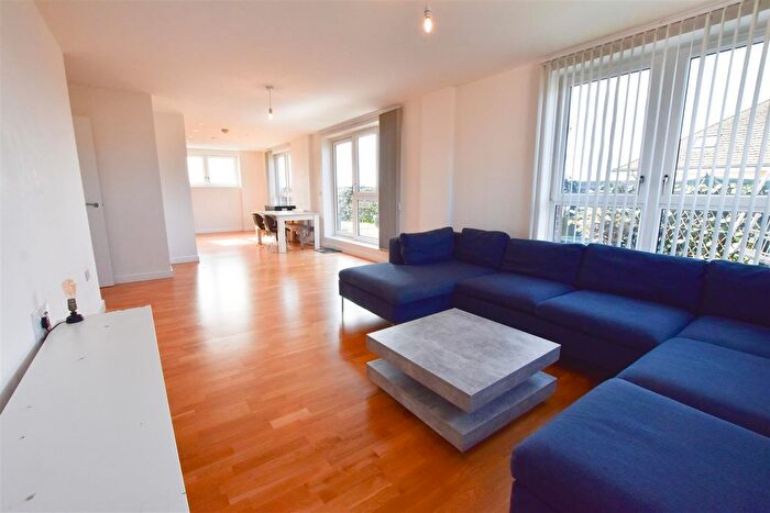 3 Bedroom Flat To Rent In Wintergreen Boulevard, West Drayton, UB7