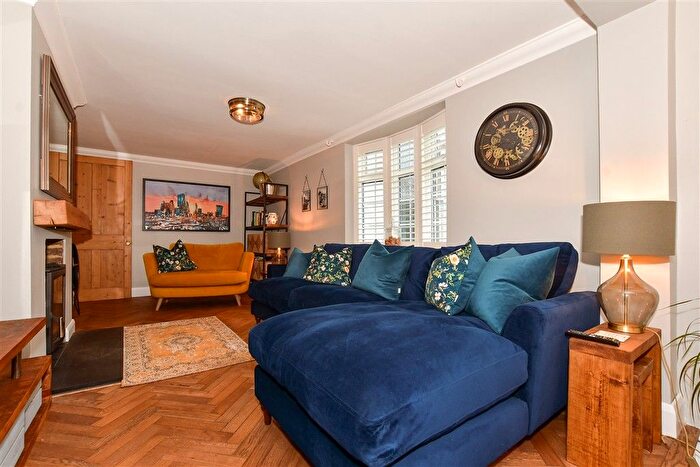 4 Bedroom End Of Terrace House For Sale In High Street, Dormansland, Surrey, RH7