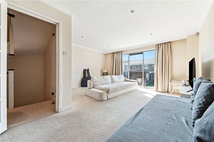 3 Bedroom Detached House To Rent In Heights Close, London, SW20