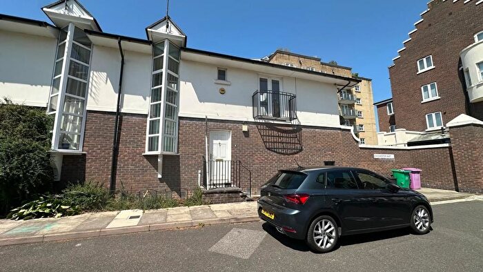 3 Bedroom End Of Terrace House To Rent In Chichester Way, London, E14