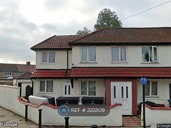 2 Bedroom Flat To Rent In Meadow Close, Enfield, EN3