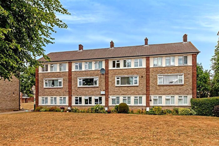 3 Bedroom Maisonette For Sale In The Ridgeway, St Albans, AL4