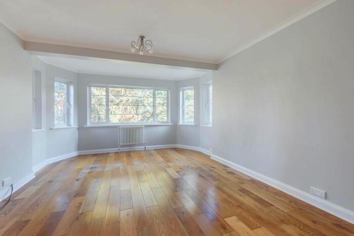 3 Bedroom Flat To Rent In Sheen Court, Richmond, TW10