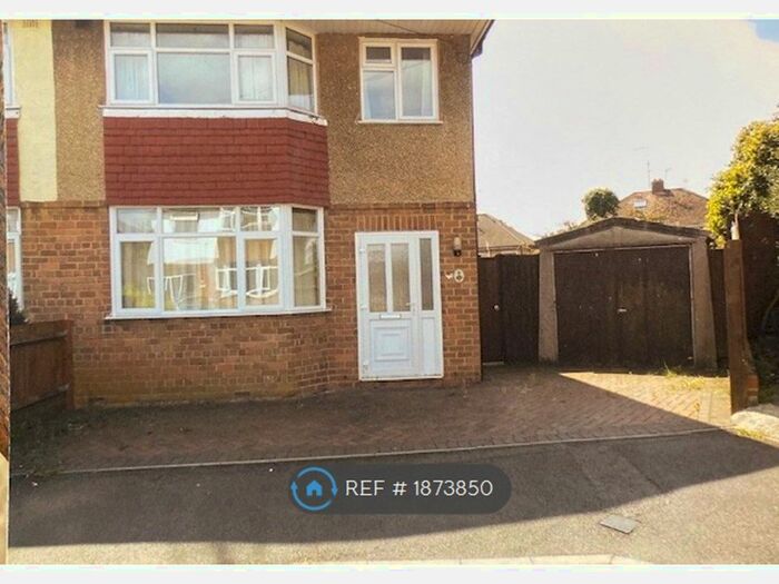 3 Bedroom Semi-Detached House To Rent In Orchard Close, Banbury, OX16