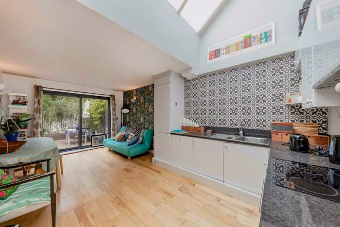 2 Bedroom House To Rent In Hurlock Street, Islington, N5