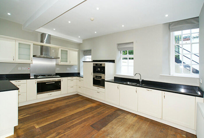 3 Bedroom Town House To Rent In Castle Hill, Baslow Road, DE45