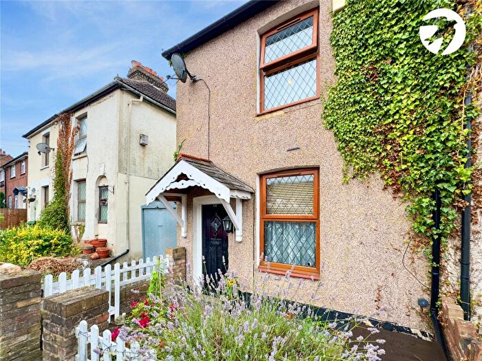 3 Bedroom Semi-Detached House For Sale In Tylers Green Road, Crockenhill, Kent, BR8