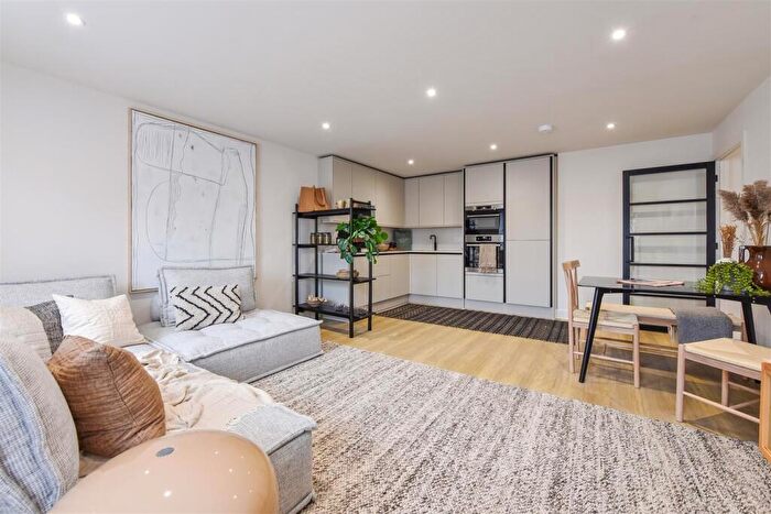 2 Bedroom Apartment To Rent In Hyde Street, Winchester, SO23