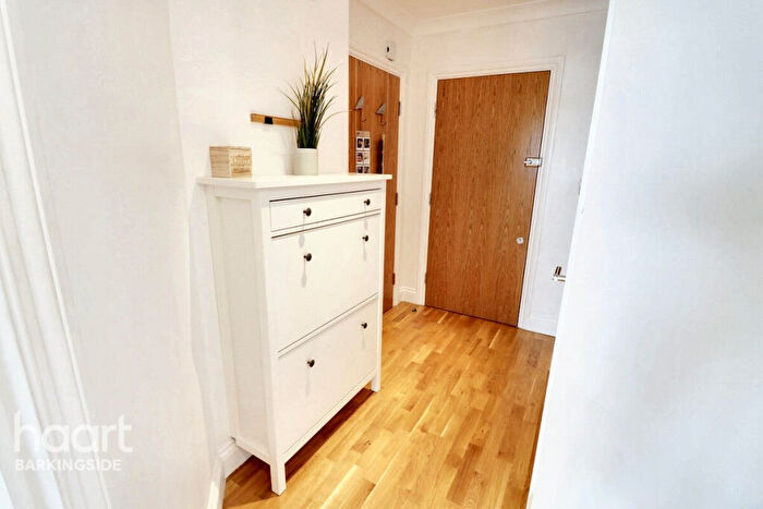 2 Bedroom Apartment For Sale In - Cranbrook Road, Gants Hill, IG2