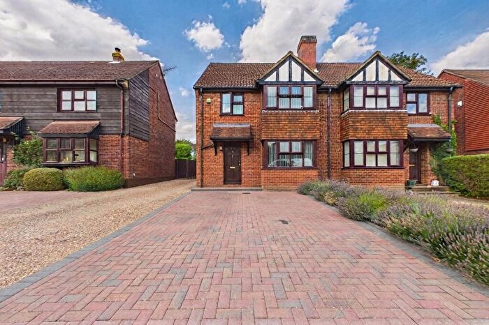 3 Bedroom Semi-Detached House To Rent In Heywood Avenue, Maidenhead, Berkshire, SL6