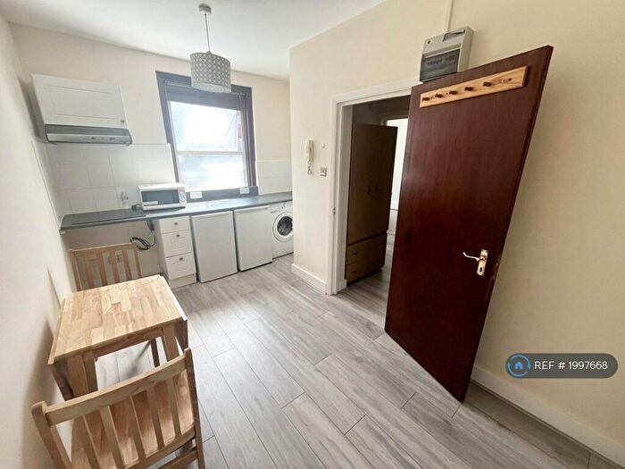 Studio To Rent In Gladesmore Road, London, N15