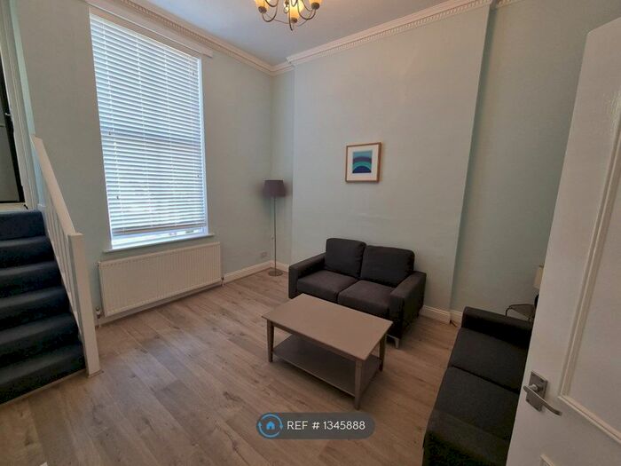 2 Bedroom Flat To Rent In Cambridge Gardens, London, W10