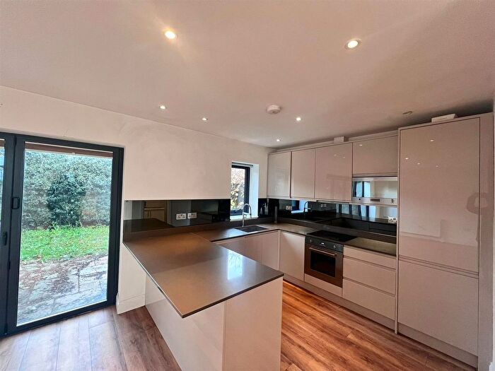 2 Bedroom Detached House To Rent In Edeleny Close, London, N2