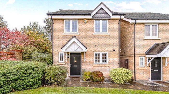 4 Bedroom Detached House For Sale In Brookwood Farm Drive, Knaphill, Woking, Surrey, GU21