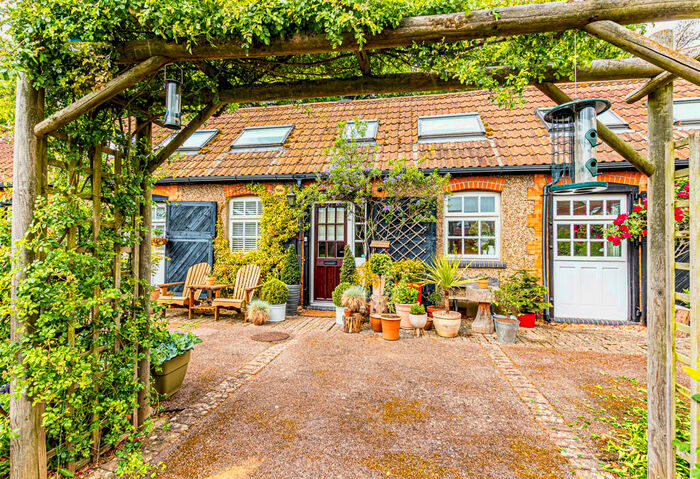 2 Bedroom Barn Conversion For Sale In Mentmore Court, Howell Hill Close, Mentmore, LU7