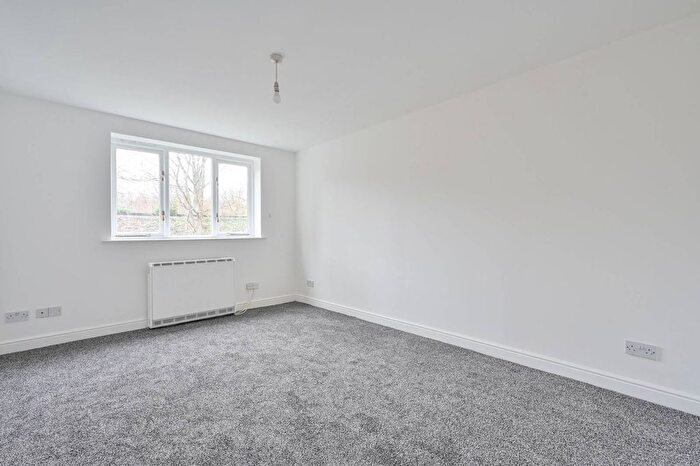 1 Bedroom Flat To Rent In Woodfield Road, Thames Ditton, KT7