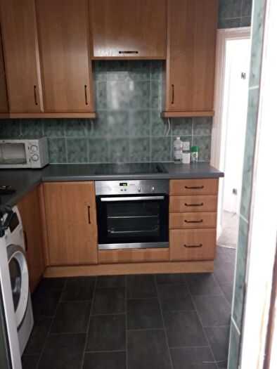 4 Bedroom Semi-Detached House To Rent In Aintree Crescent, Barkingside, Clayhall, Hainult, Ig2