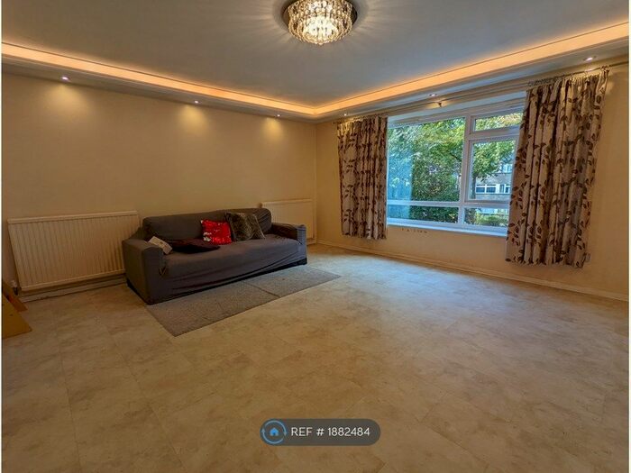 2 Bedroom Flat To Rent In Christchurch Park, Sutton, SM2