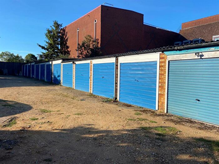 Garage / Parking To Rent In Mutton Lane, Potters Bar, Herts, EN6