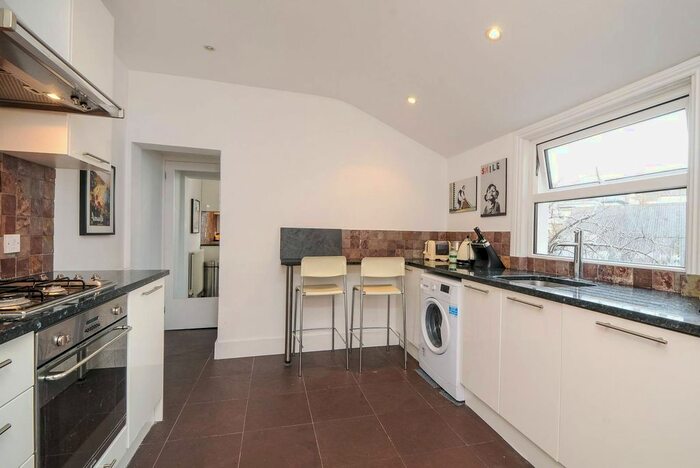 2 Bedroom Flat To Rent In Bendemeer Road, West Putney, London, SW15