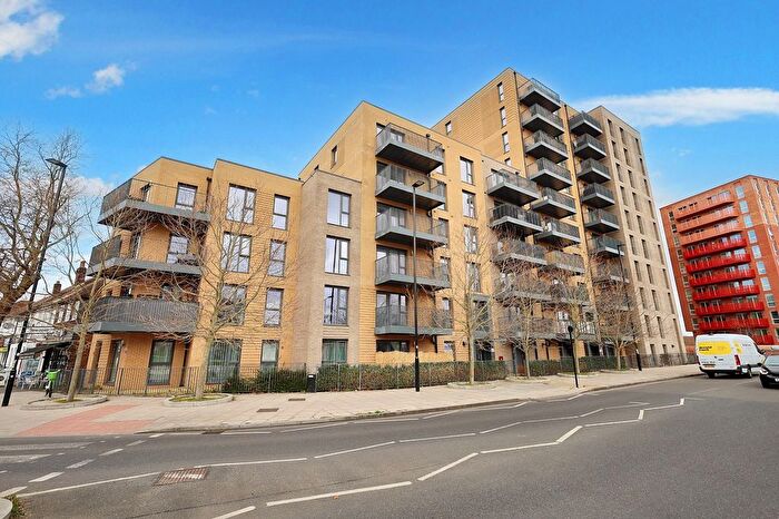 Studio For Sale In New Road, Feltham, TW14