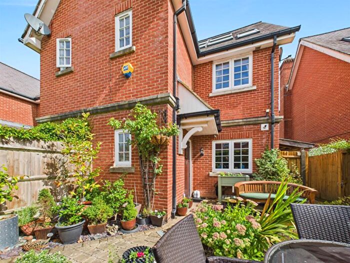 4 Bedroom Semi-Detached House For Sale In The Village Square, Coulsdon, CR5