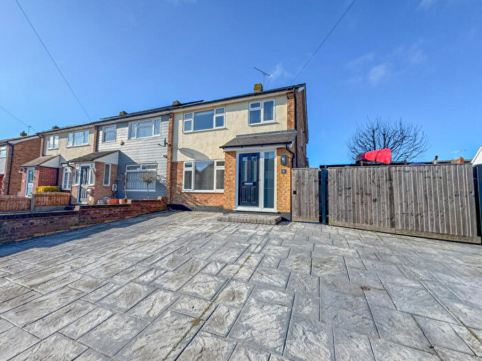 3 Bedroom Semi Detached House For Sale In Glenwood Avenue, Hawkwell, SS5