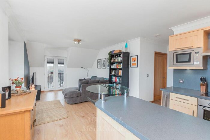 1 Bedroom Flat For Sale In Hermitage Road, East Grinstead, RH19