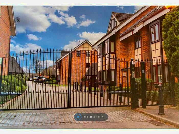 2 Bedroom Flat To Rent In Hills Road, Buckhurst Hill IG9