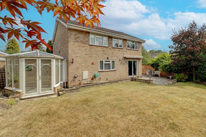 4 Bedroom Link Detached House For Sale In The Larches, Holmer Green, High Wycombe, Buckinghamshire, HP15