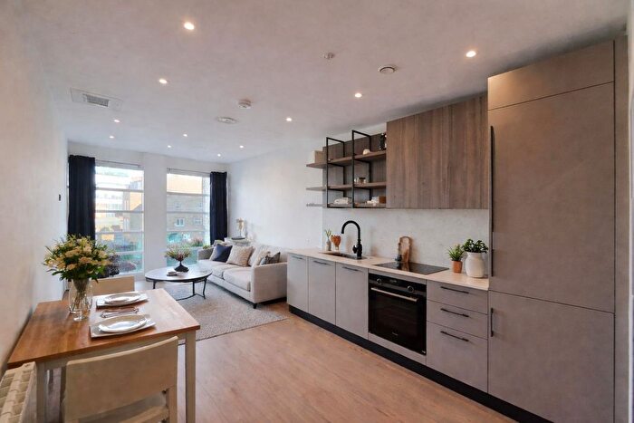 2 Bedroom Flat To Rent In Clapham Road, London, SW9