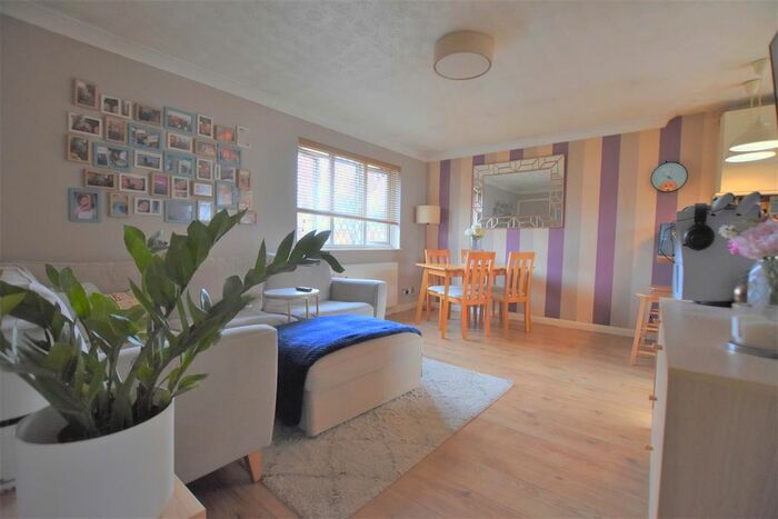 2 Bedroom Maisonette To Rent In Heathcote Way, Yiewsley, West Drayton, UB7