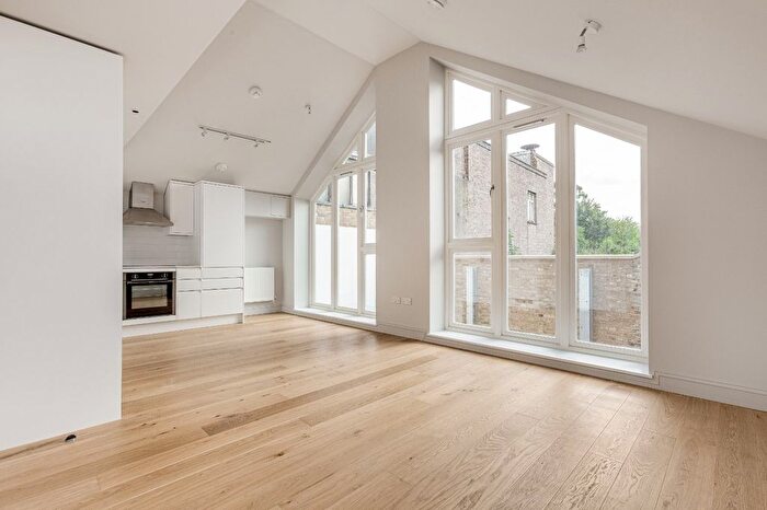 2 Bedroom Flat To Rent In Wandsworth Road, Clapham Town, SW8