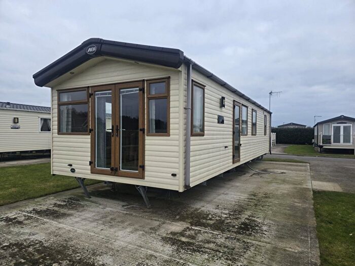 2 Bedroom Mobile/park Home For Sale In Hornsea Road, Skipsea, Driffield, YO25