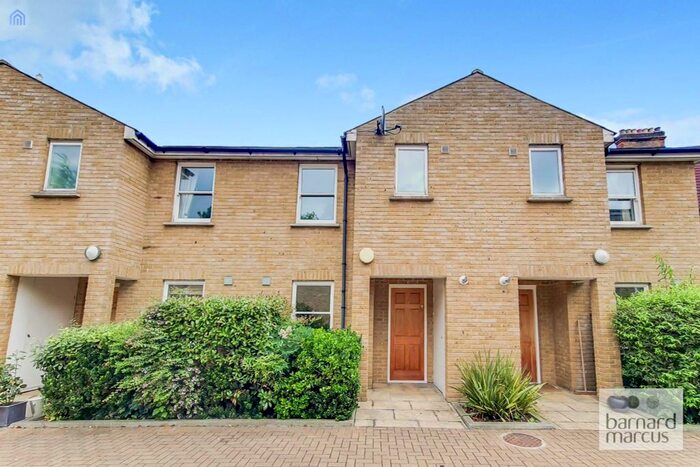 3 Bedroom Property To Rent In Alexander Mews, London, SW16