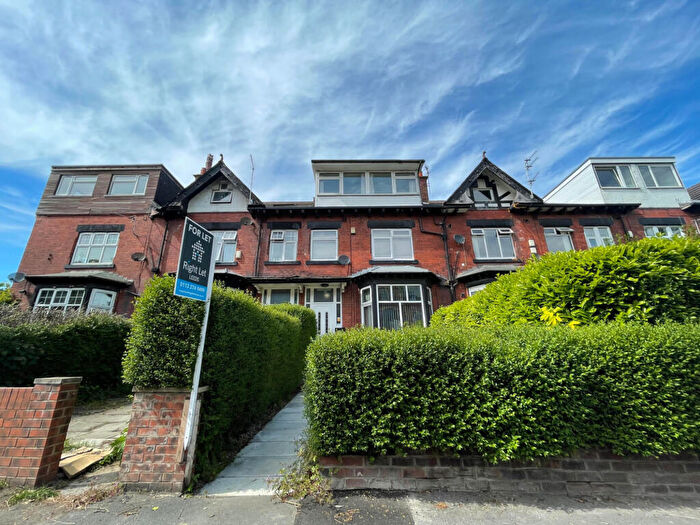 2 Bedroom Flat To Rent In Kirkstall Lane, Leeds, West Yorkshire, LS6