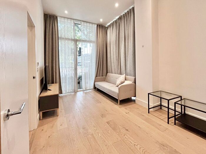 2 Bedroom Maisonette To Rent In Camden Road, London, NW1