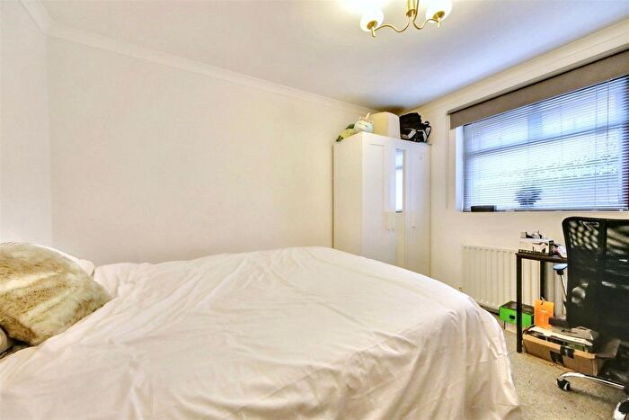 4 Bedroom Detached House For Sale In Craigweil Avenue, Radlett, WD7