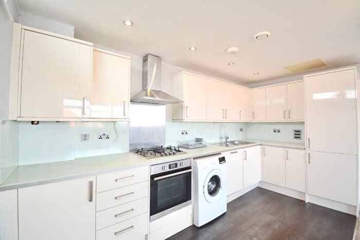 2 Bedroom Flat To Rent In High Street, Rayleigh, Essex, SS6