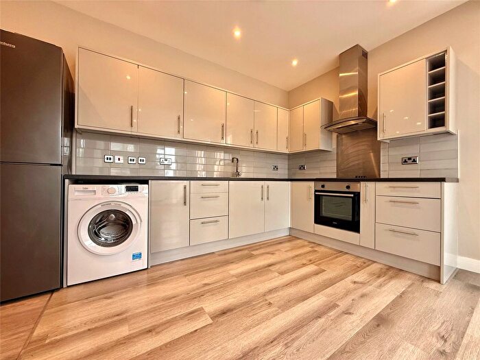 2 Bedroom Flat To Rent In Rectory Road, Wokingham, Berkshire, RG40