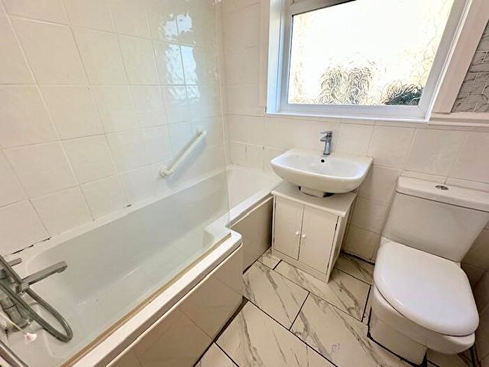 4 Bedroom Detached House For Sale In Springwood Drive, HX3
