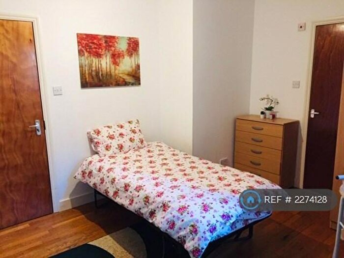 Studio To Rent In Green Lanes, London, N13