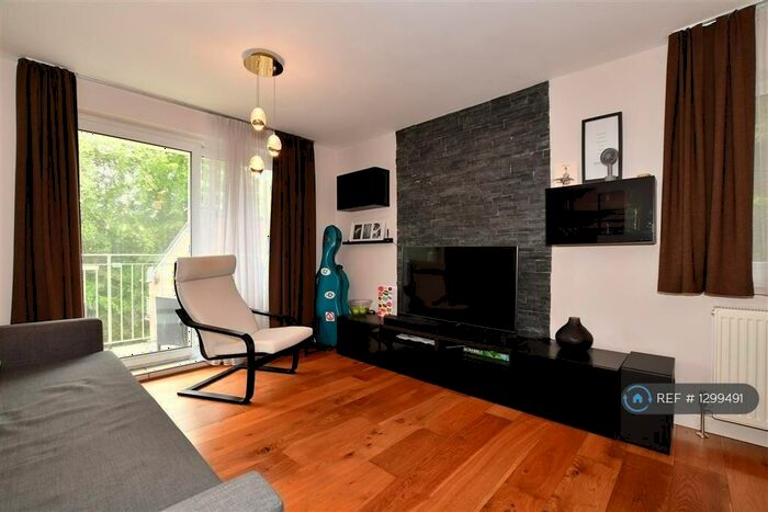 2 Bedroom Flat To Rent In Court Bushes Road, Whyteleafe, CR3