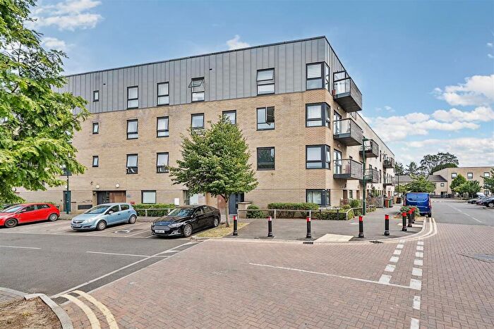 2 Bedroom Apartment For Sale In Sweetbriar Avenue, Carshalton, SM5