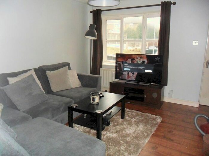 2 Bedroom Semi-Detached House To Rent In Hough Close, Oldham OL8
