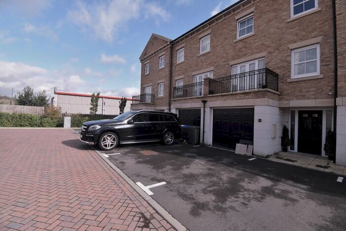 4 Bedroom Semi-Detached House To Rent In Rainbow Road, Erith, DA8