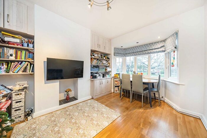 4 Bedroom Flat For Sale In Godley Road, Earlsfield, SW18