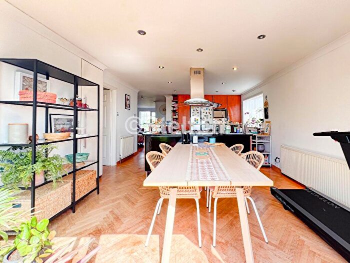 2 Bedroom Flat To Rent In Princess Court, Hornsey Lane, N6