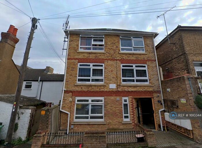 2 Bedroom Flat To Rent In William Street, Sittingbourne, ME10