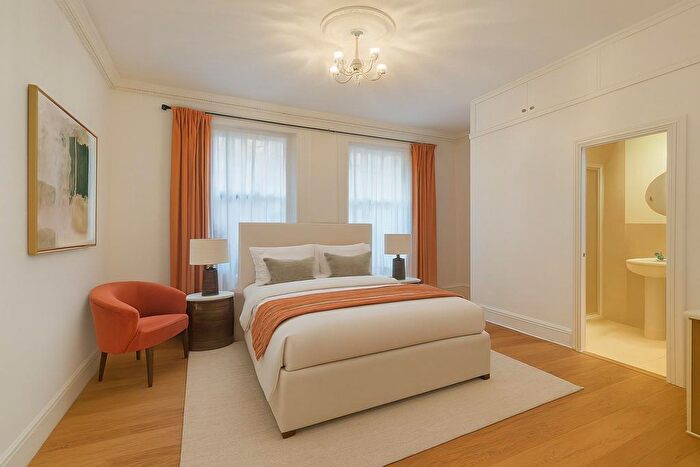 3 Bedroom Flat To Rent In Earl's Court Square, London, SW5